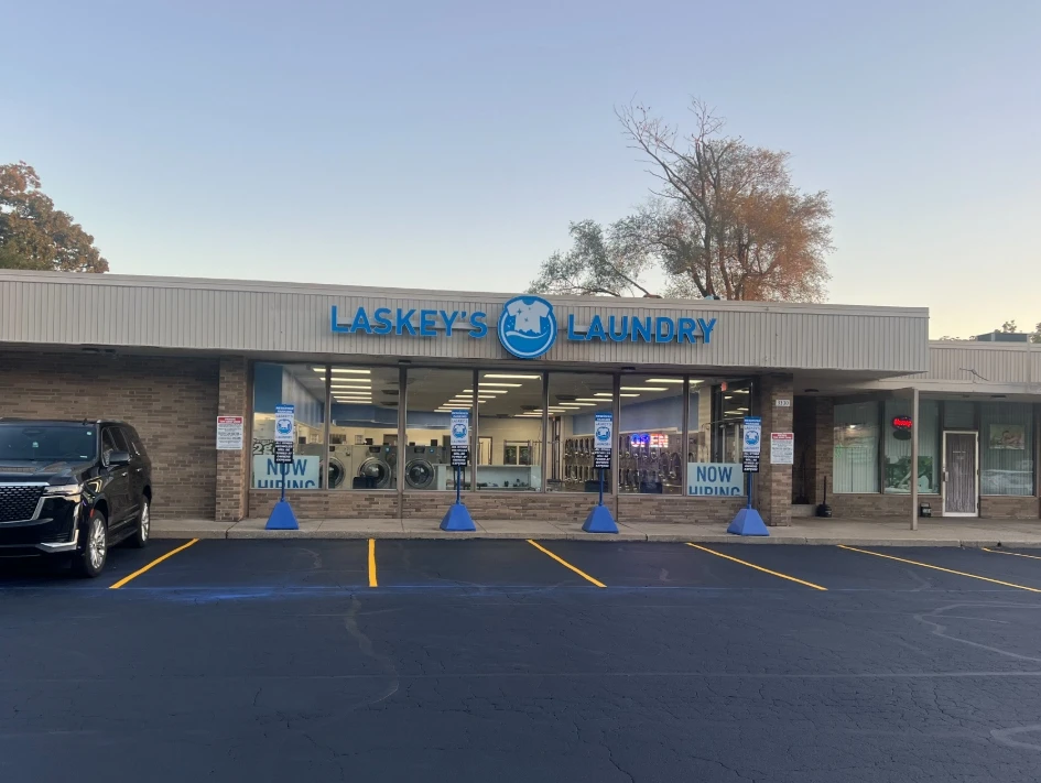 Laskey's Laundry Storefront Building at 3330 W Laskey Rd, Toledo, OH